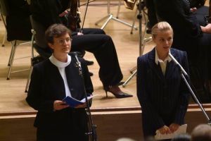 Finał Konkursu od lewej prowadzące przesłuchania konkursowe: Dorota Kanafa, Magdalena Gałusza - tłumaczka Filharmonia Wrocławska, 30 września 2005 r. Fot. M. Szwed.